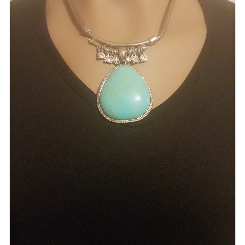 Timeless turquoise and rhinestone necklace
